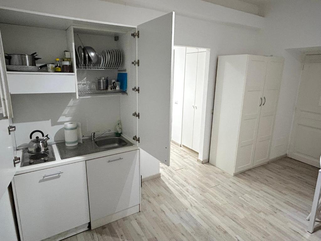 A kitchen or kitchenette at URBE - Delizioso appartamento Quartiere Coppedè