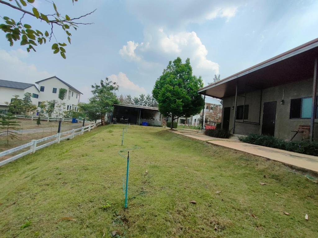 Zahrada ubytování Moon Loft (มูน ลอฟท์) - บ้านเพื่อน เขาใหญ่ ที่พัก อาหารและเครื่องดื่ม