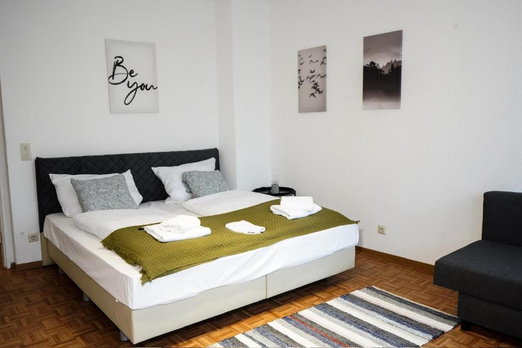1 dormitorio con 1 cama en una habitación blanca en Charmante Altstadtwohnung im Zentrum, en Coblenza