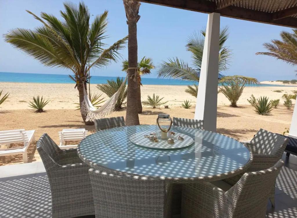 Boa Ventura的住宿－Luxury Beach Villa, Praia de Chaves, Boa Vista，海滩上的桌子,享有海滩美景