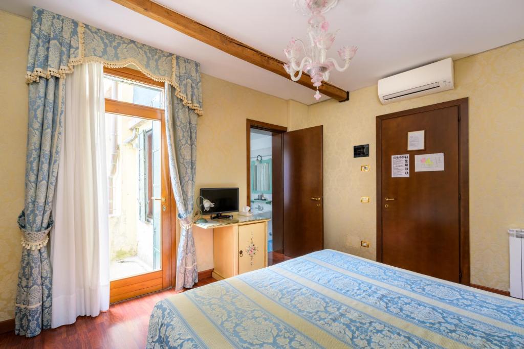 Un ou plusieurs lits dans un hébergement de l'établissement Locanda Al Leon