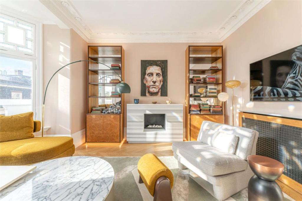 ein Wohnzimmer mit einem Sofa und einem Kamin in der Unterkunft Marble Arch £2.6million apartment sleeps up to 6 in London