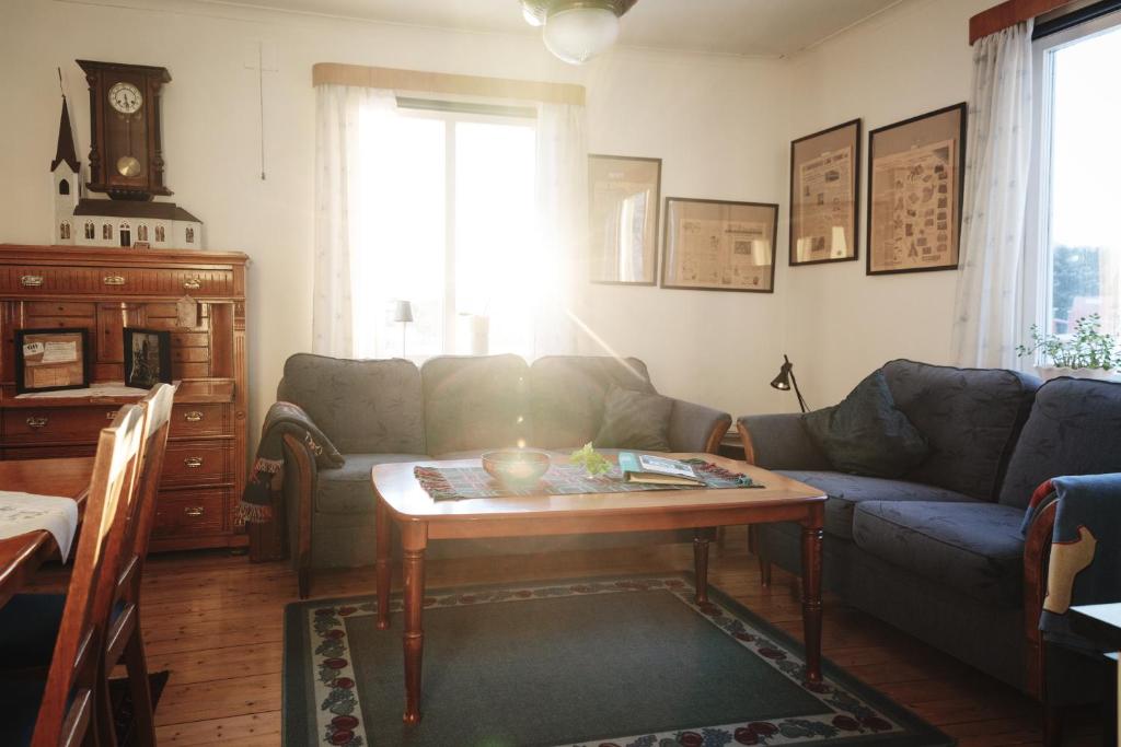 Posezení v ubytování Snickaren Vandrarhem i Grästorp - Egen Lägenhet - Own apartments