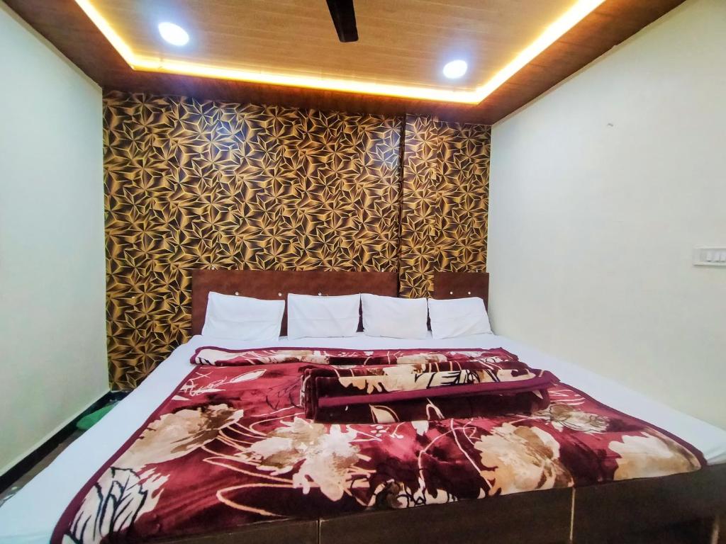 een bed in een kamer met een muur bij junagadh places in Ujjain