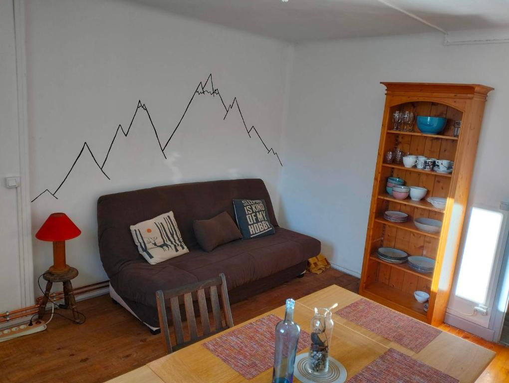 - un salon avec un canapé et un graphique sur le mur dans l'établissement Appartement Vesonne, à Vésonne