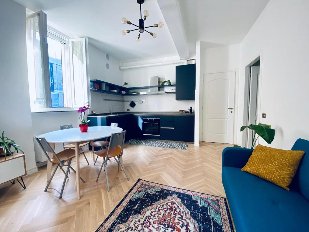 a living room with a blue couch and a table at WANDERLUST Splendido appartamento in centro in Pavia