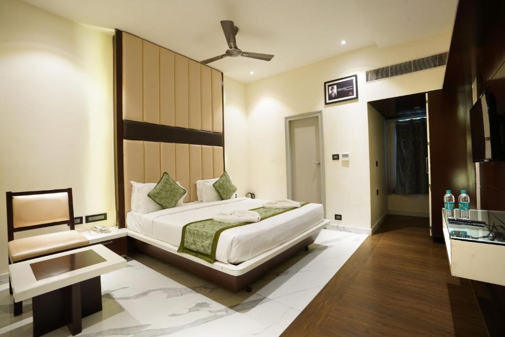 a bedroom with a large white bed in a room at PARK SIGNATURE HOTELS - Royal Benza in Vijayawāda