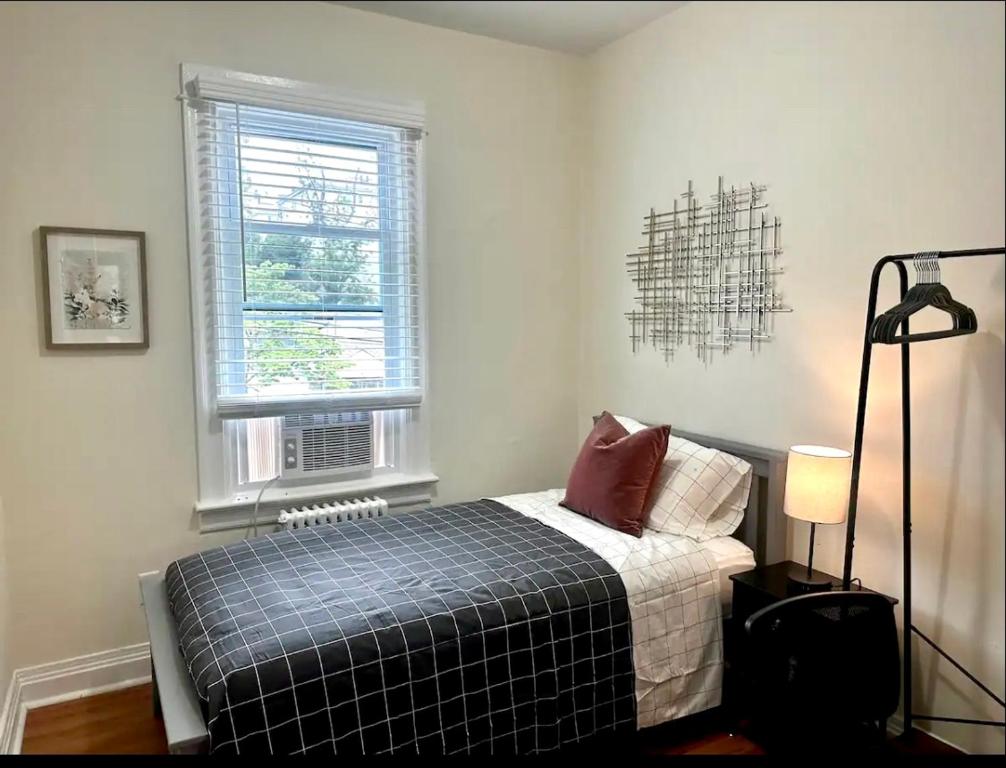 sypialnia z łóżkiem i oknem w obiekcie 7-A Diamond in Yonkers w mieście Yonkers