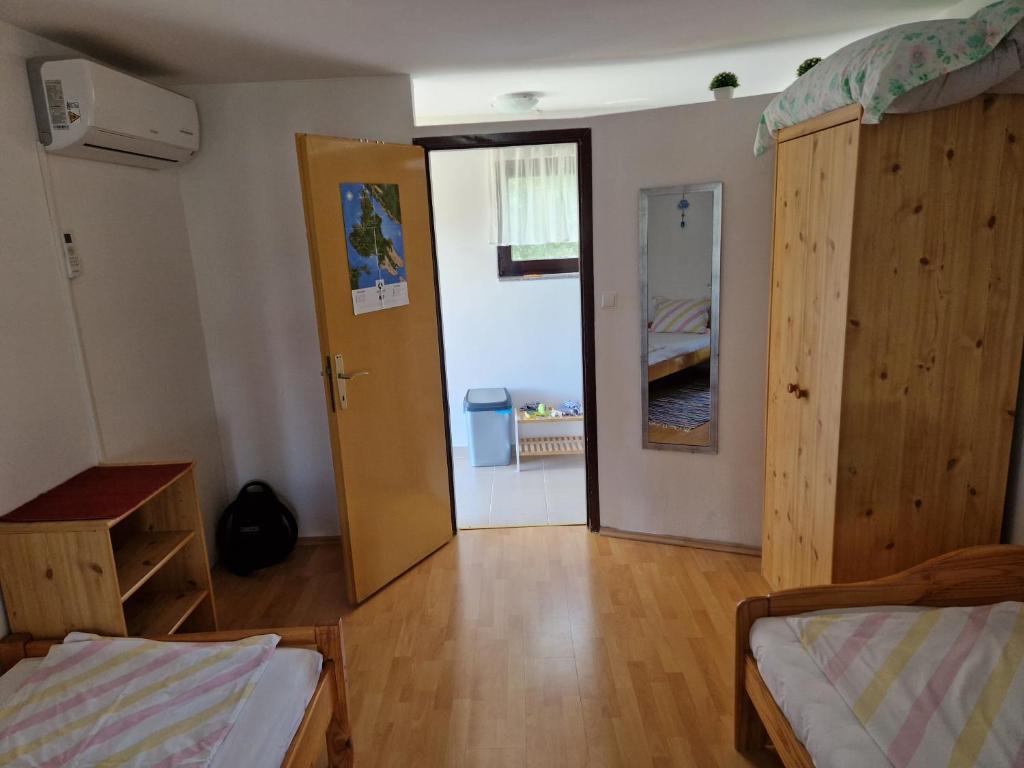 Łóżko lub łóżka w pokoju w obiekcie Apartment Buric