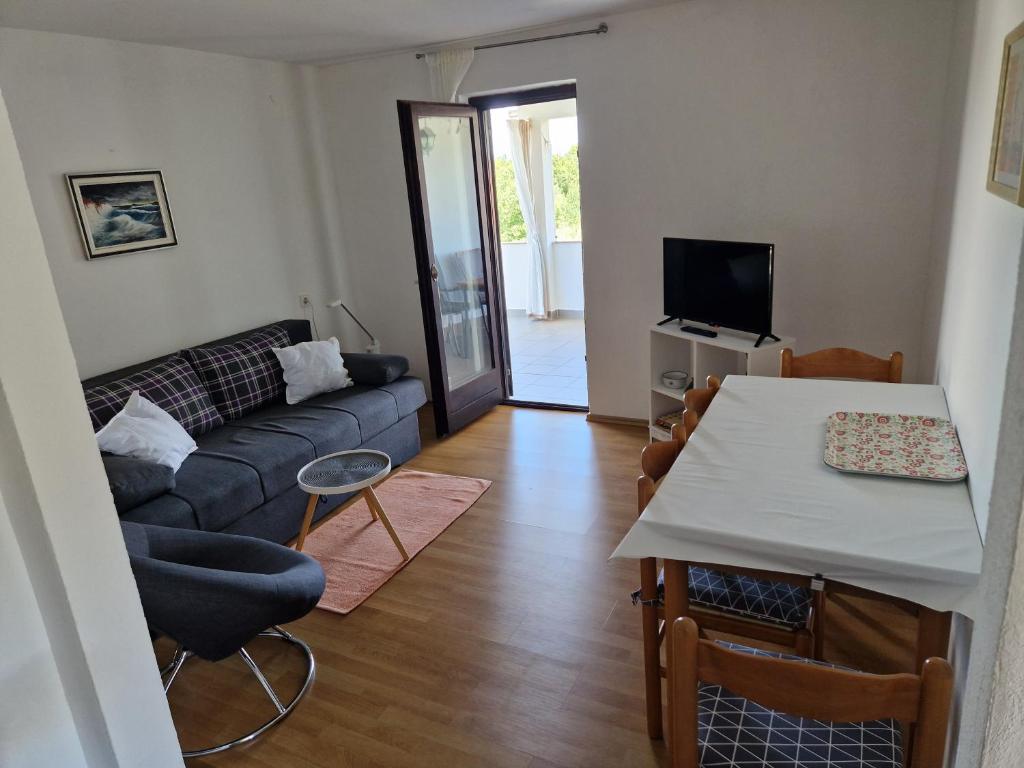 salon z kanapą i stołem w obiekcie Apartment Buric w mieście Županje