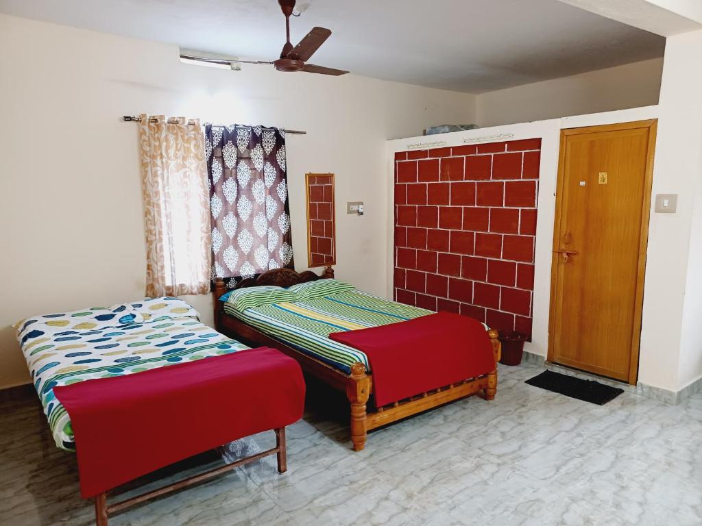 Vuode tai vuoteita majoituspaikassa Mahadevi Guest House