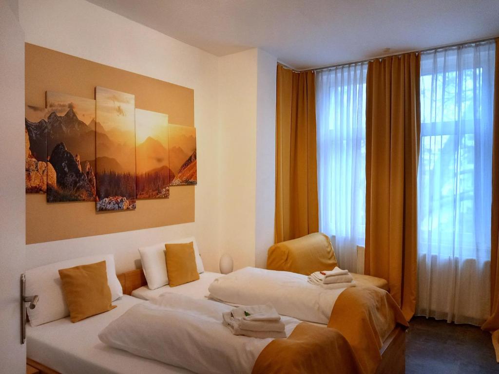 デュッセルドルフにあるホテル カーオリンガーのベッド2台と窓が備わるホテルルームです。