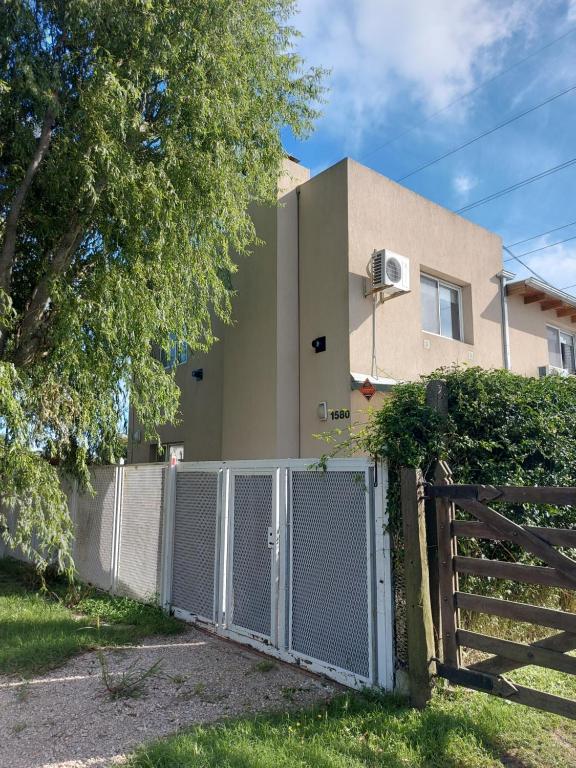 タンディルにあるCasa en El Paraíso Tandilの門と柵のある家
