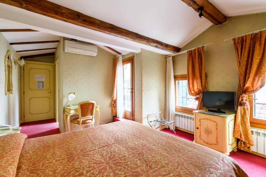 Un ou plusieurs lits dans un hébergement de l'établissement Locanda Al Leon
