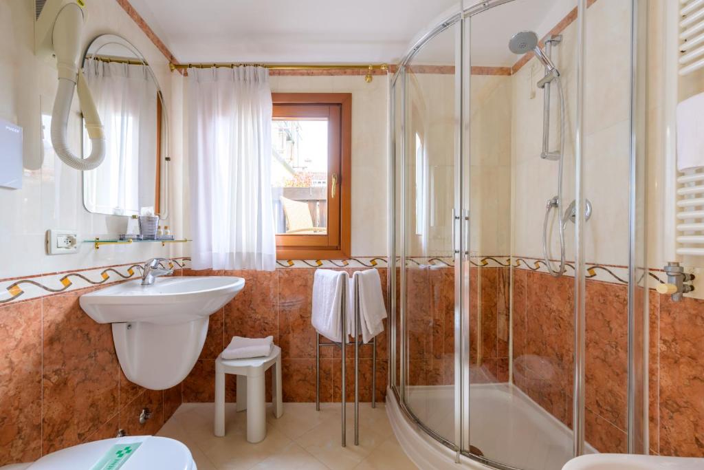 Salle de bains dans l'établissement Locanda Al Leon