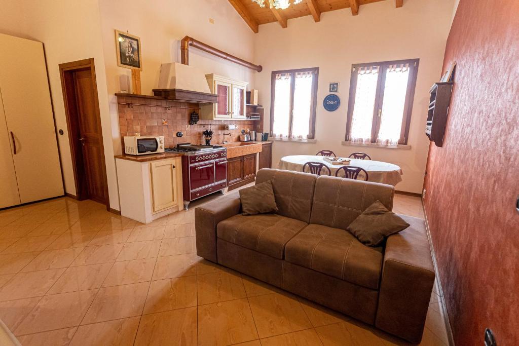 sala de estar con sofá y cocina en B&B Villa Castello Verona, en Sanguinetto