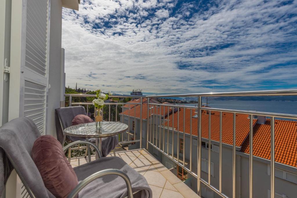 d'un balcon avec une table et des chaises donnant sur l'océan. dans l'établissement Nala Apartman 9, à Selce