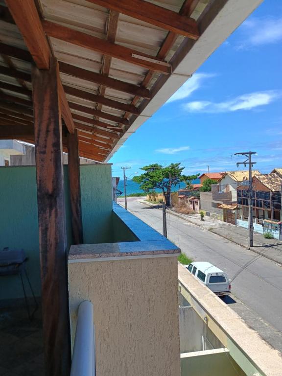 a balcony with a view of a street at Triplex 3 quartos a 100 metros de Costa Azul in Rio das Ostras