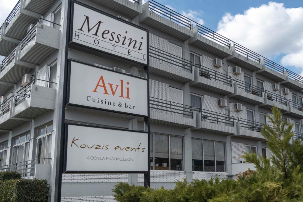 un edificio con un cartello per la clinica e il bar akritkrit di Messini Hotel a Messini
