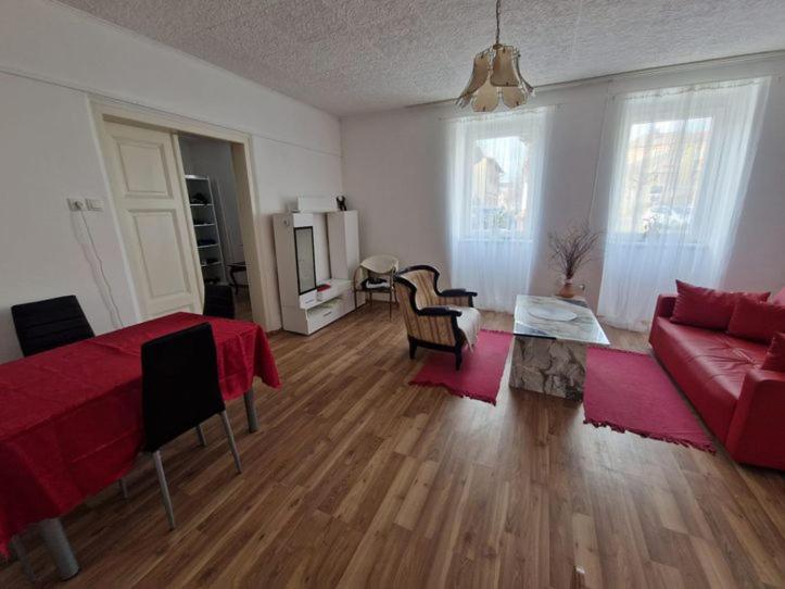 uma sala de estar com um sofá vermelho e uma mesa vermelha em Modern und Gemütlich em Ebenfurth