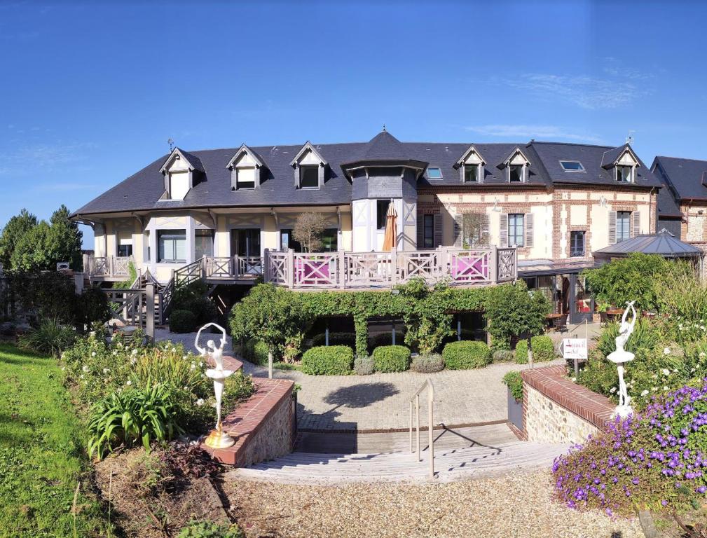 Una casa grande con un jardín enfrente. en Domaine du Clos Fleuri - Spa, en Honfleur