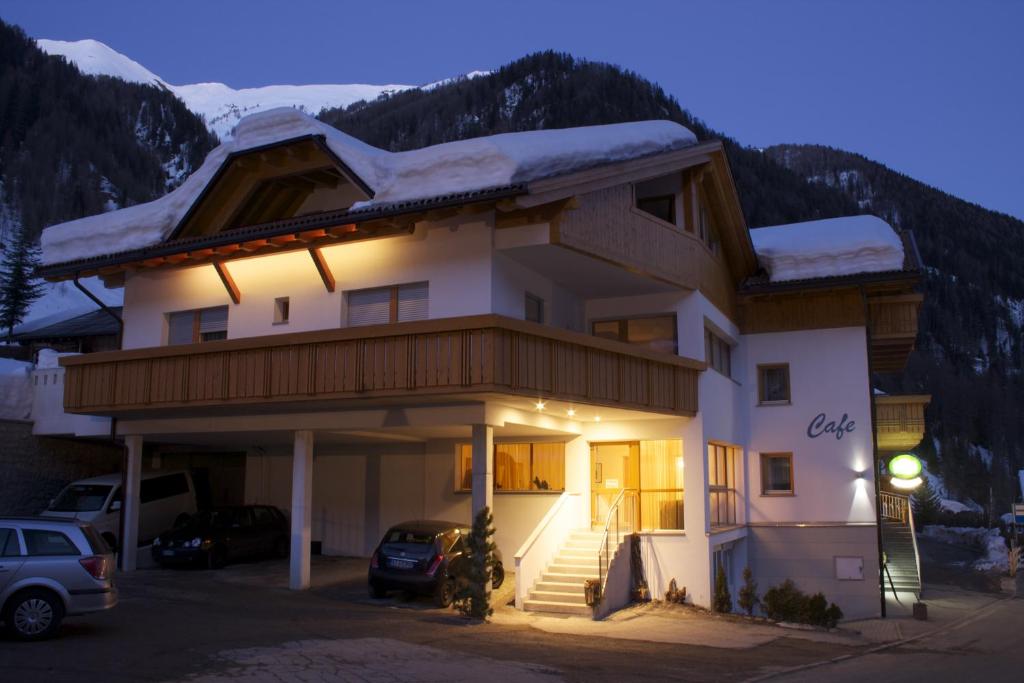 een groot huis met sneeuw op het dak bij Cafe Schneider in Lappago