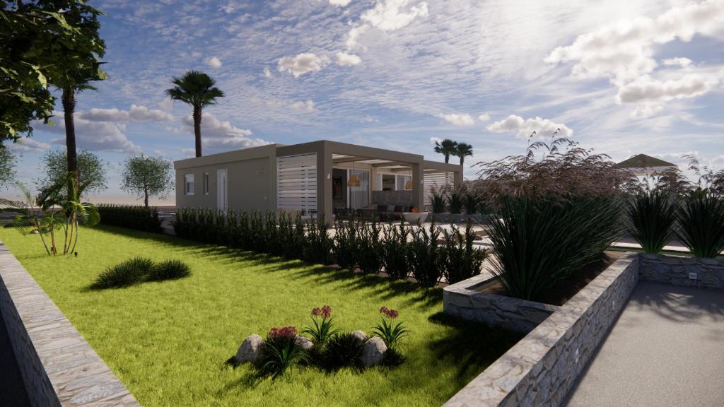 una pequeña casa con un patio con plantas en Nalu Luxury Suites en Kefalos