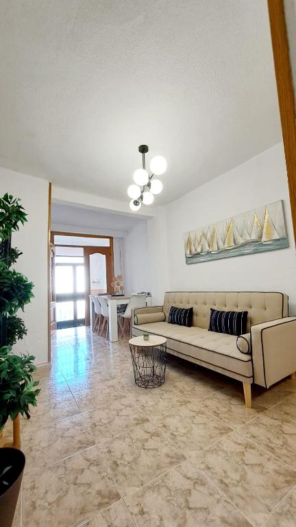 - un salon avec un canapé et une table dans l'établissement La casita del arco, à Santa Cruz de la Zarza