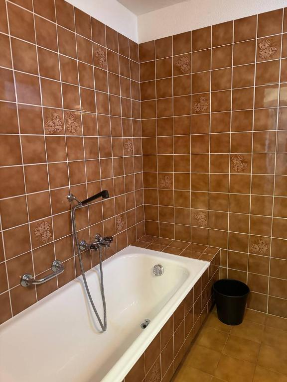 Das Bad ist mit einer Badewanne mit einer Dusche ausgestattet. in der Unterkunft Il borgo di Astano in Astano