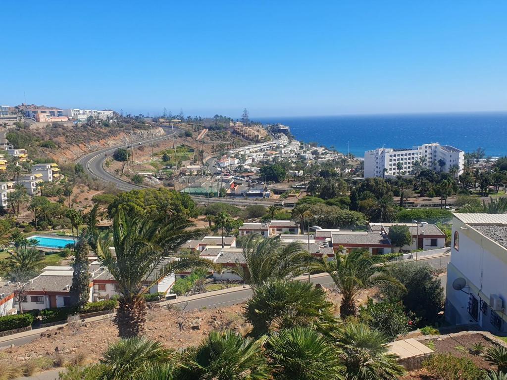 una vista aerea di una città con l'oceano di Casa panorama 314 San Agustín Maspalomas a San Agustin