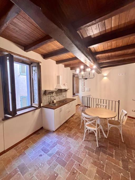 uma cozinha com mesa e cadeiras num quarto em Maison Camilla Casa vacanze em Monte San Biagio