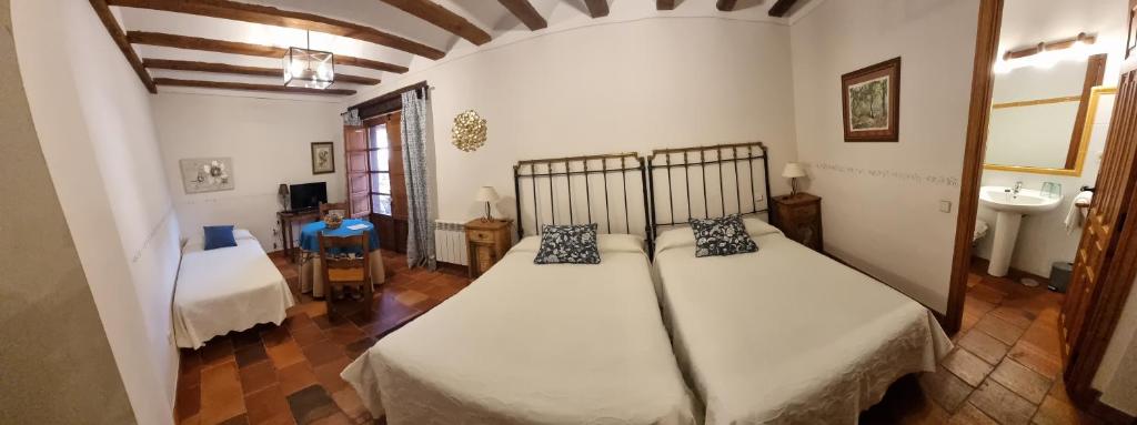 Postel nebo postele na pokoji v ubytování Hotel Rural El Adarve