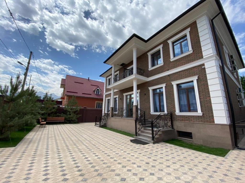 ein großes Haus mit einem Ziegelstein in der Unterkunft Ali假日民宿 in Almaty