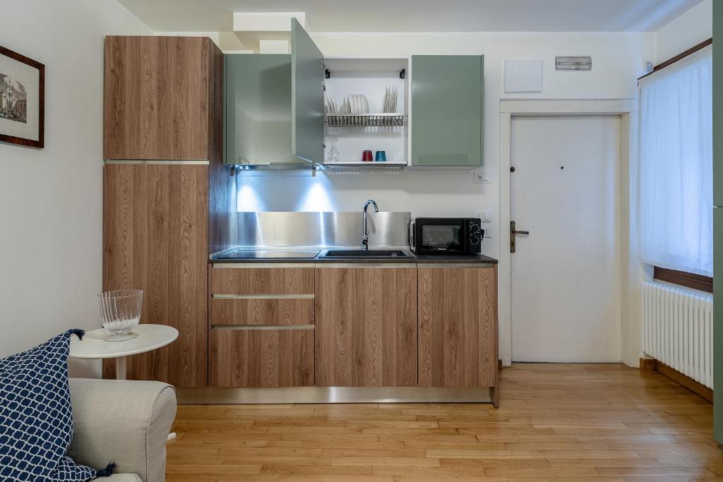 uma cozinha com um lavatório e uma bancada em Mezzanino 4438 em Veneza