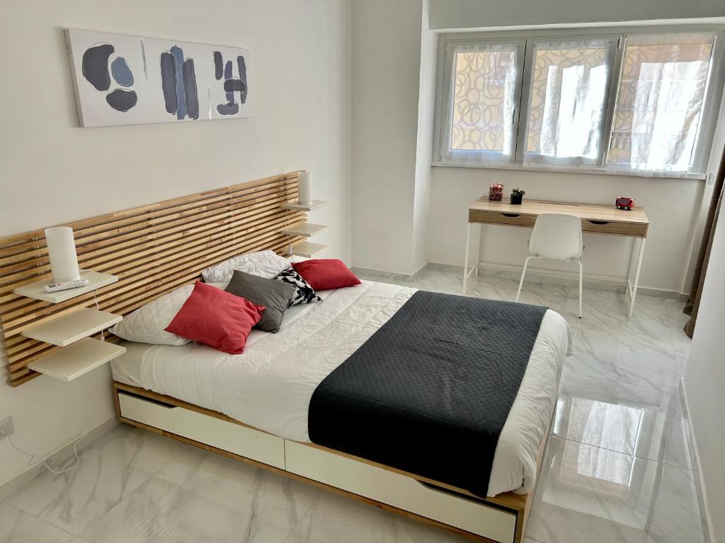- une chambre avec un grand lit et une tête de lit en bois dans l'établissement San Paolo sweet home, à Rome