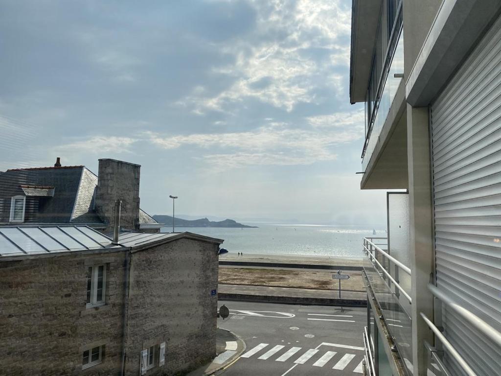 une vue sur l'océan depuis le balcon d'un immeuble dans l'établissement 507-Bel appartement en bordure de la plage d'Erquy, à Erquy