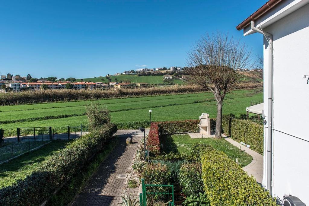 vista sul giardino da una casa di Comodo bilocale a Marcelli - M271 a Marcelli