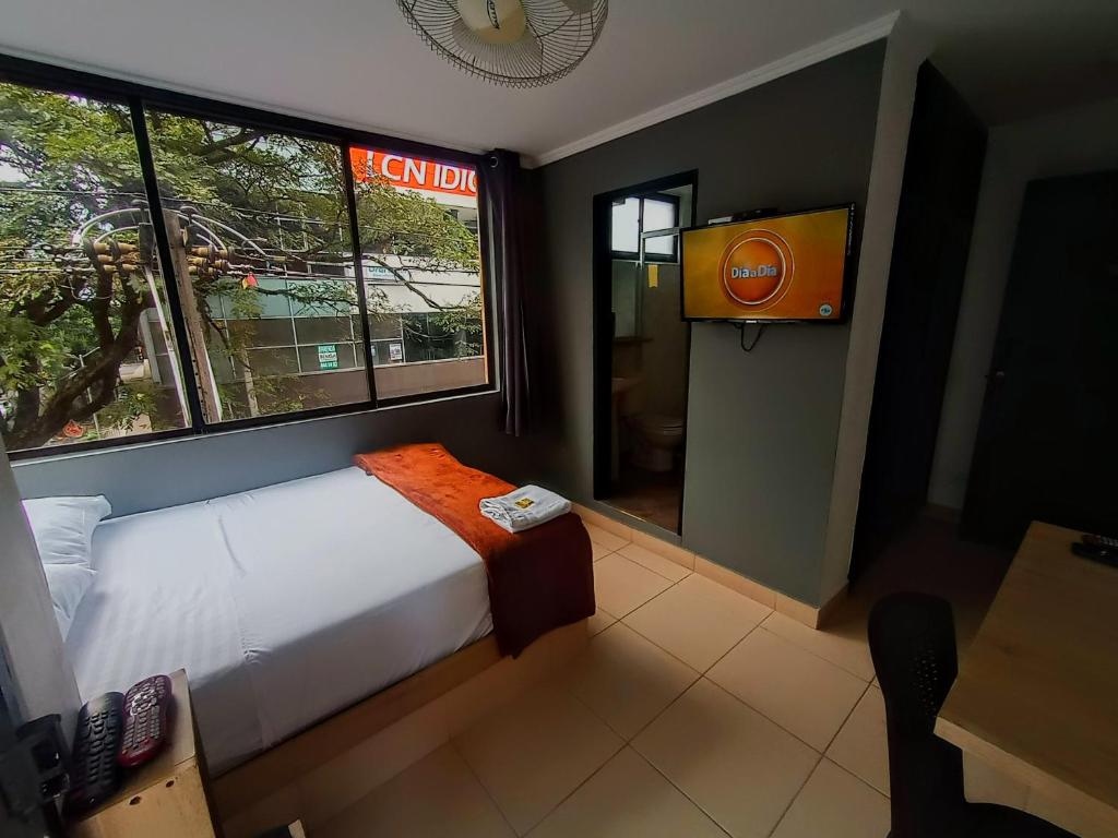 Postel nebo postele na pokoji v ubytování Hotel Ruiseñor Itagui