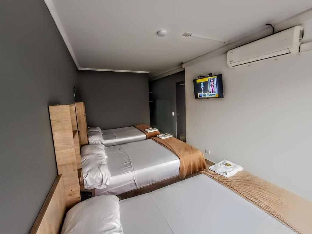 Postel nebo postele na pokoji v ubytování Hotel Ruiseñor Itagui