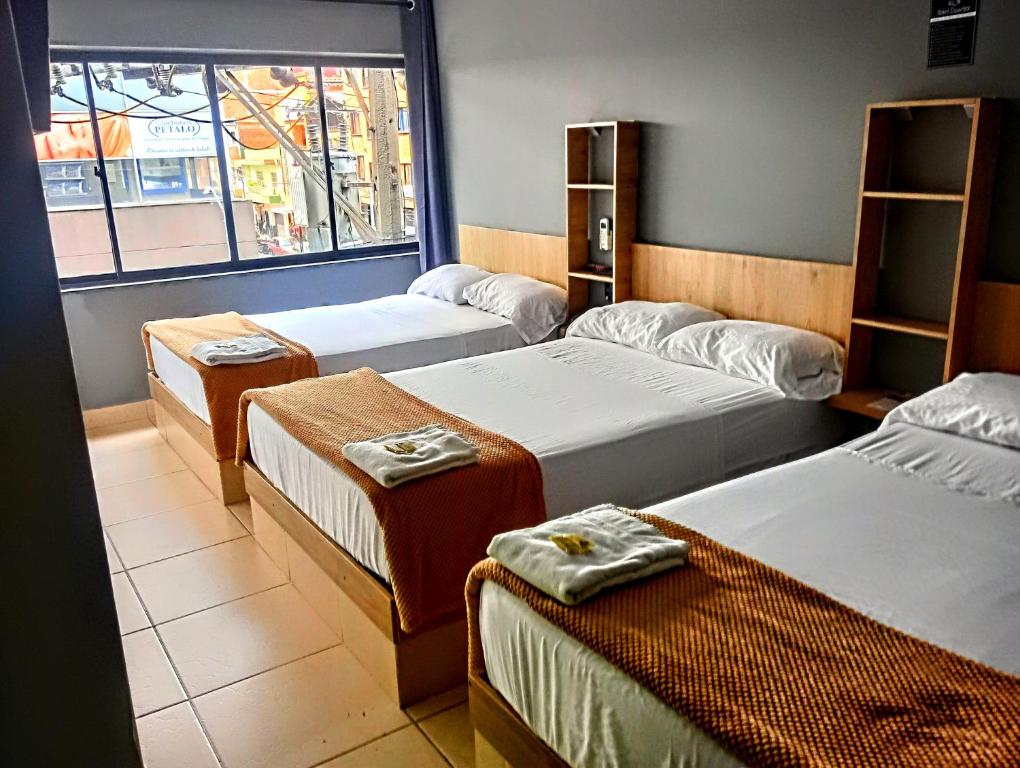 Postel nebo postele na pokoji v ubytování Hotel Ruiseñor Itagui