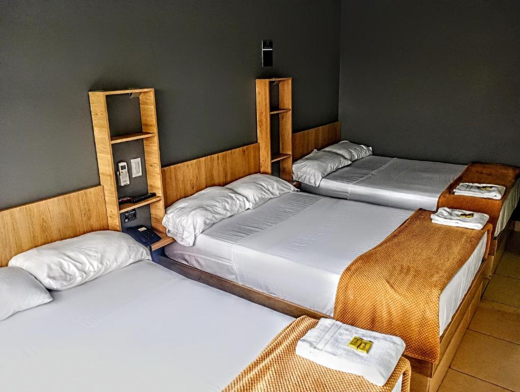 Postel nebo postele na pokoji v ubytování Hotel Ruiseñor Itagui