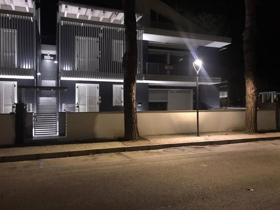 un lampione di notte accanto a un edificio di VILLA BRIANZA A TAGLIATA DI CERVIA 30 MT MARE a Cervia