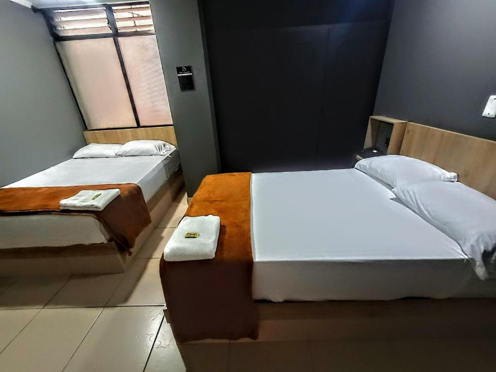 Postel nebo postele na pokoji v ubytování Hotel Ruiseñor Itagui