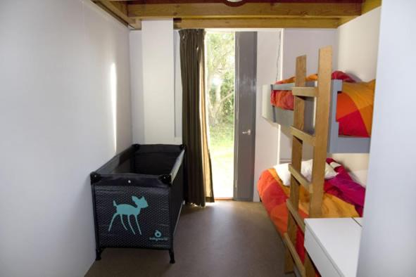 Zimmer mit einem Zimmer mit einem Etagenbett und einem Zimmer mit einem Etagenbett in der Unterkunft vakantiehuis Veerse Meer met grote privétuin in Kamperland