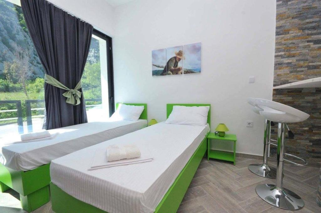 Postel nebo postele na pokoji v ubytování Apartments M Čanj