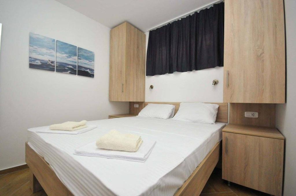 Postel nebo postele na pokoji v ubytování Apartments M Čanj