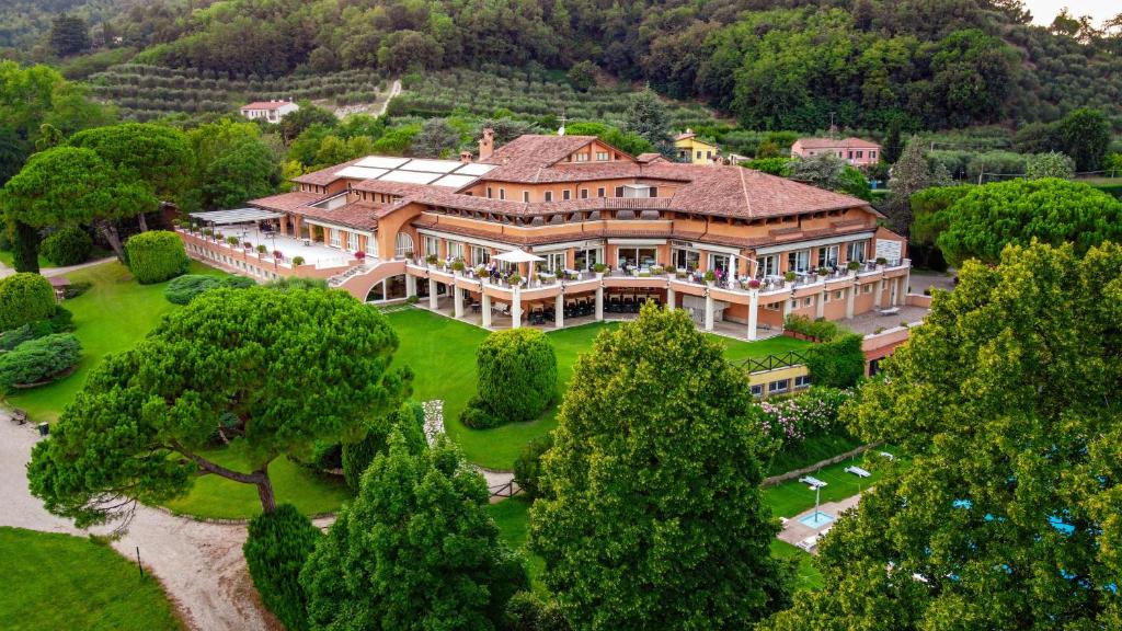 una vista aérea de una gran mansión con árboles en Golf Club Padova - Relais Graya, en Galzignano Terme