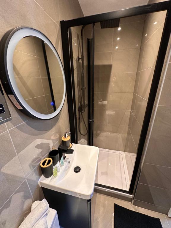 Kúpeľňa v ubytovaní R3 - Newly renovated luxury Private En-Suite Room in Harborne Park Road - Birmingham