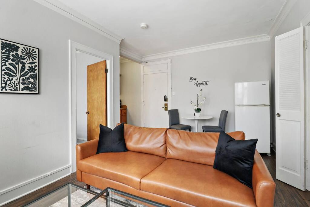 uma sala de estar com um sofá de couro e uma mesa em 1BR Stylish & Modern Chicago Apartment - Kenwood 508 em Chicago