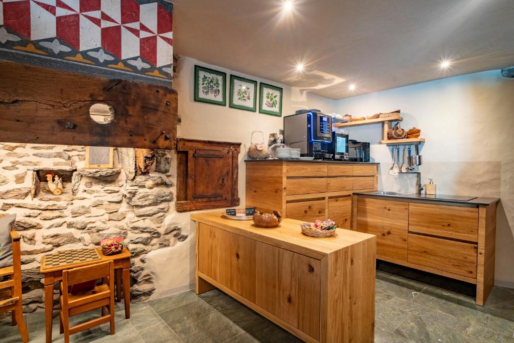 Kuchyňa alebo kuchynka v ubytovaní Au coeur du village Chambres d'hôtes & SPA